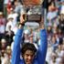Rafael Nadal dviguje pokal za šesto zmago na Roland Garrosu.