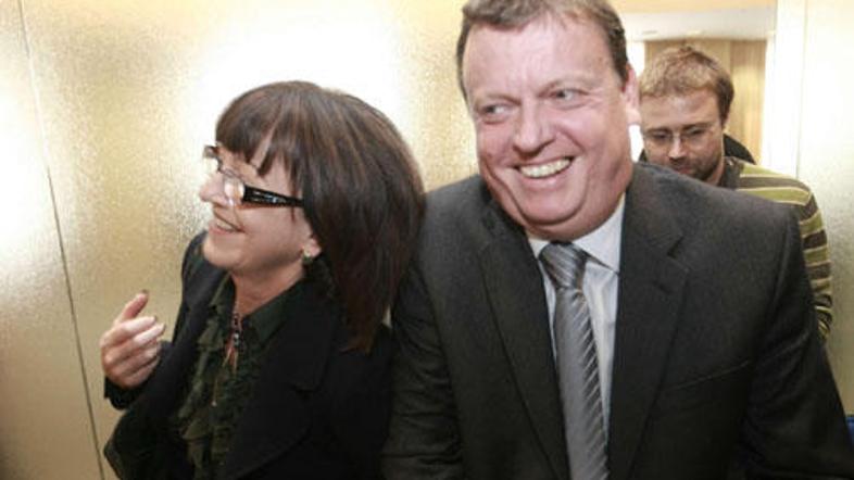 Čeprav je Delov nakup Večera po zakonu ničen, pri prepisu delnic ni bilo težav, 