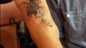 Jenny McCarthy, tetovaža, nart, noga