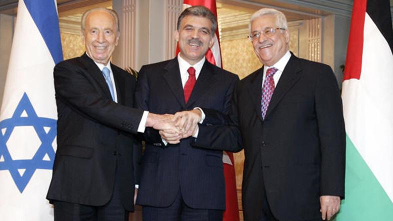 Od leve proti desni: izraelski predsednik Šimon Peres, turški predsednik Abdulla