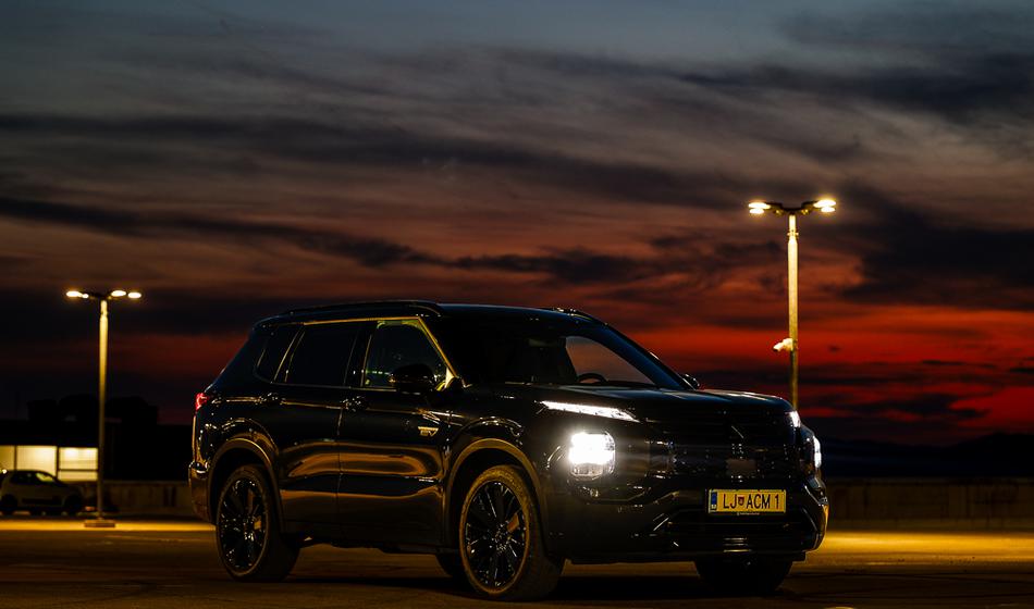 Mitsubishi outlander na temni strani: črna mu pristaja
