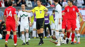 Sodnik Stark (na SP v JAR je sodil tudi Sloveniji na tekmi proti Angliji) je kam