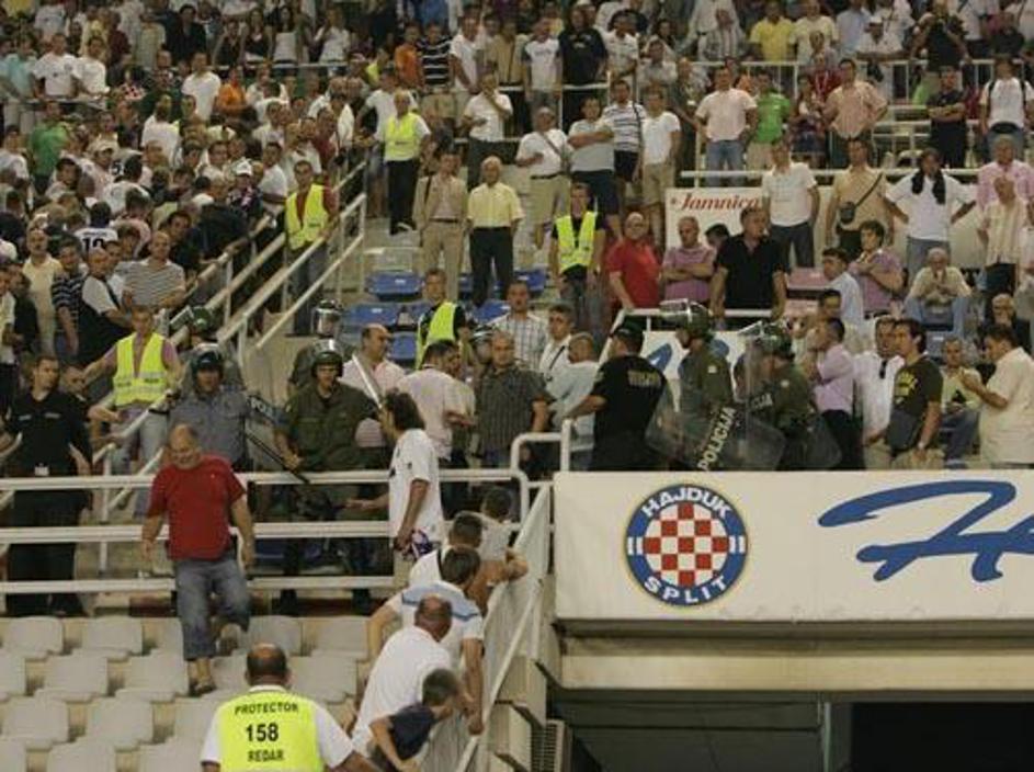 Navijači Hajduka se niso sprijaznili s porazom in so se lotili celo splitskega ž
