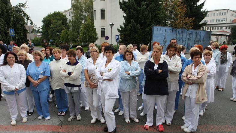 Sestre v UKC Maribor opozarjajo tudi na pomanjkanje kadra. “Medicinskih sester j