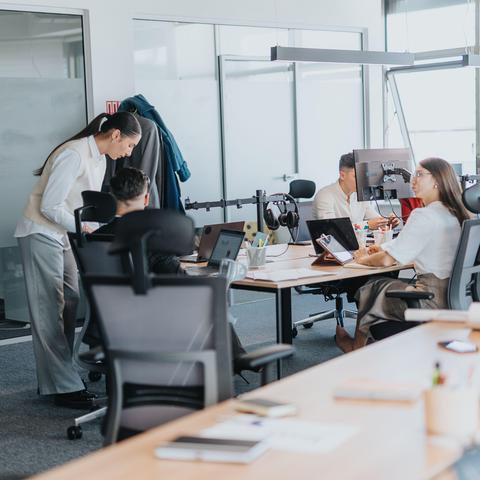 Delavci v pisarni med delom