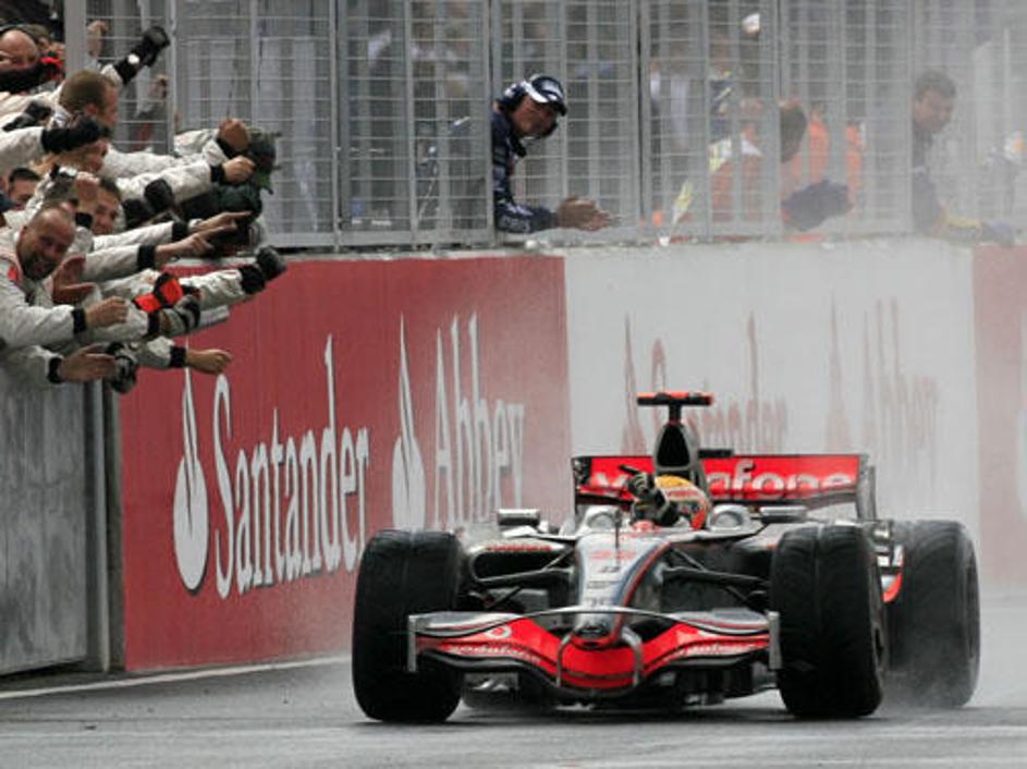 Lewis Hamilton je z več kot minuto prednosti pred drugouvrščenim dosegel svojo p