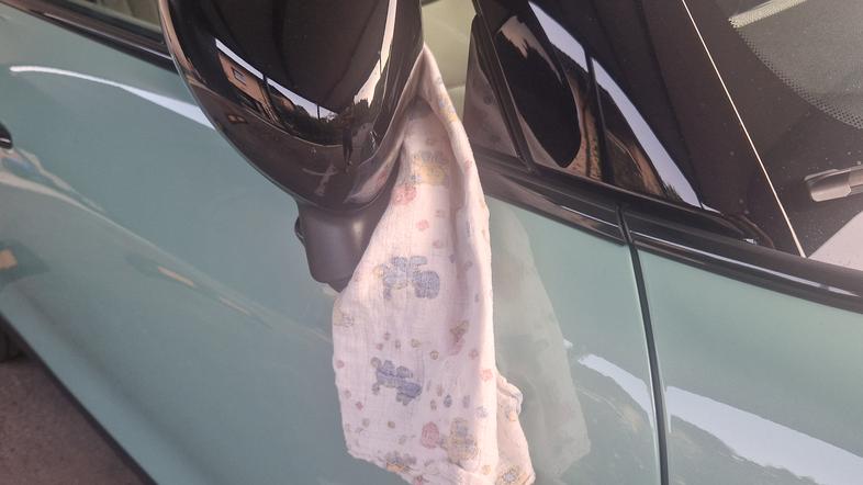 Pomen bele brisače na vzvratnem ogledalu avtomobila