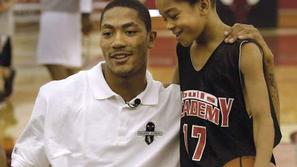 Desetletni Jayline z zvezdnikom njegove domače ekipe Bullsov, Derrickom Rosom.