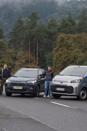 Preizkus zaviranja s Toyotinimi vozili na AMZS poligonu varne vožnje na Vranskem.