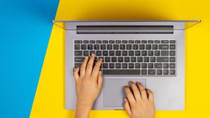 otrok računalnik prenosnik