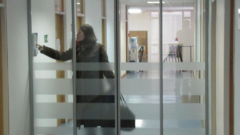 Kranjska mestna uprava meni, da obiskovalcem zaradi sprejemne pisarne skozi stek