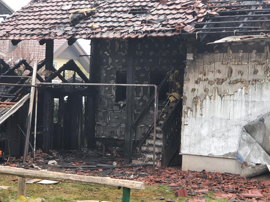 Velik požar v stanovanjski hiši v Mlaki