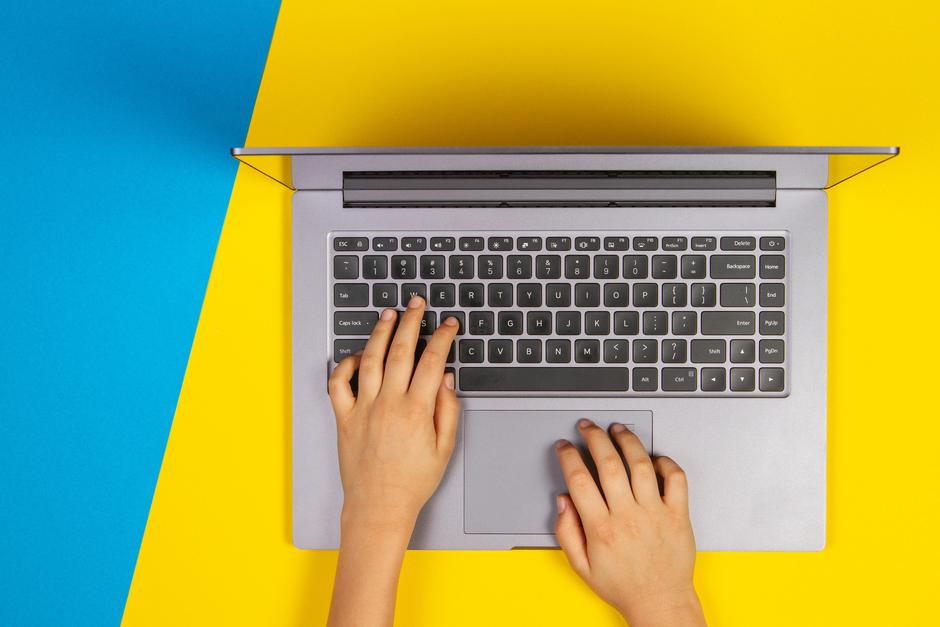 otrok računalnik prenosnik | Avtor: Profimedia