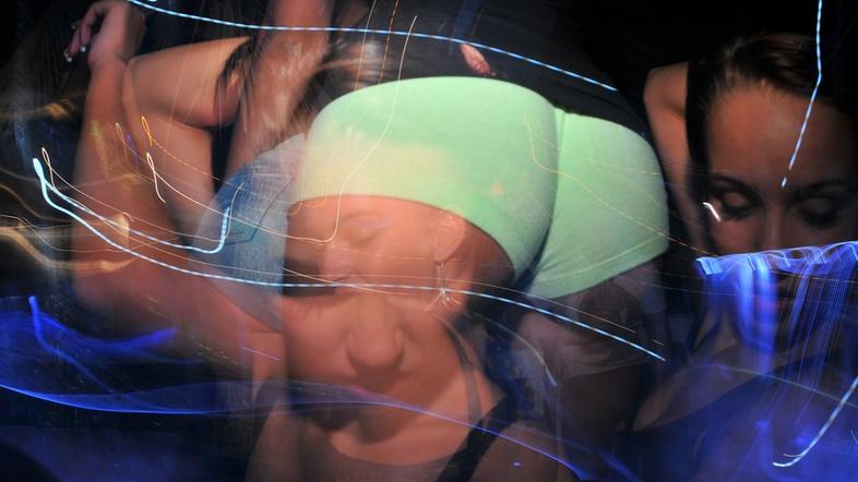 Razgreta telesca plesala na plaži razvrata