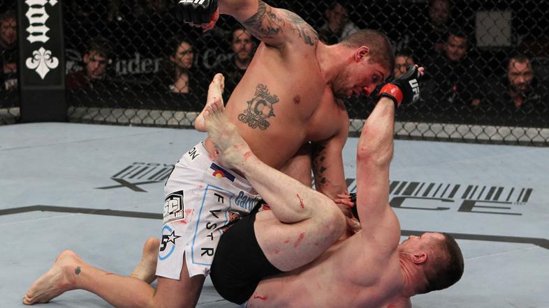 Udarci Brendana Schauba (zgoraj) so bili premočni za Mirka Filipovića (spodaj). 