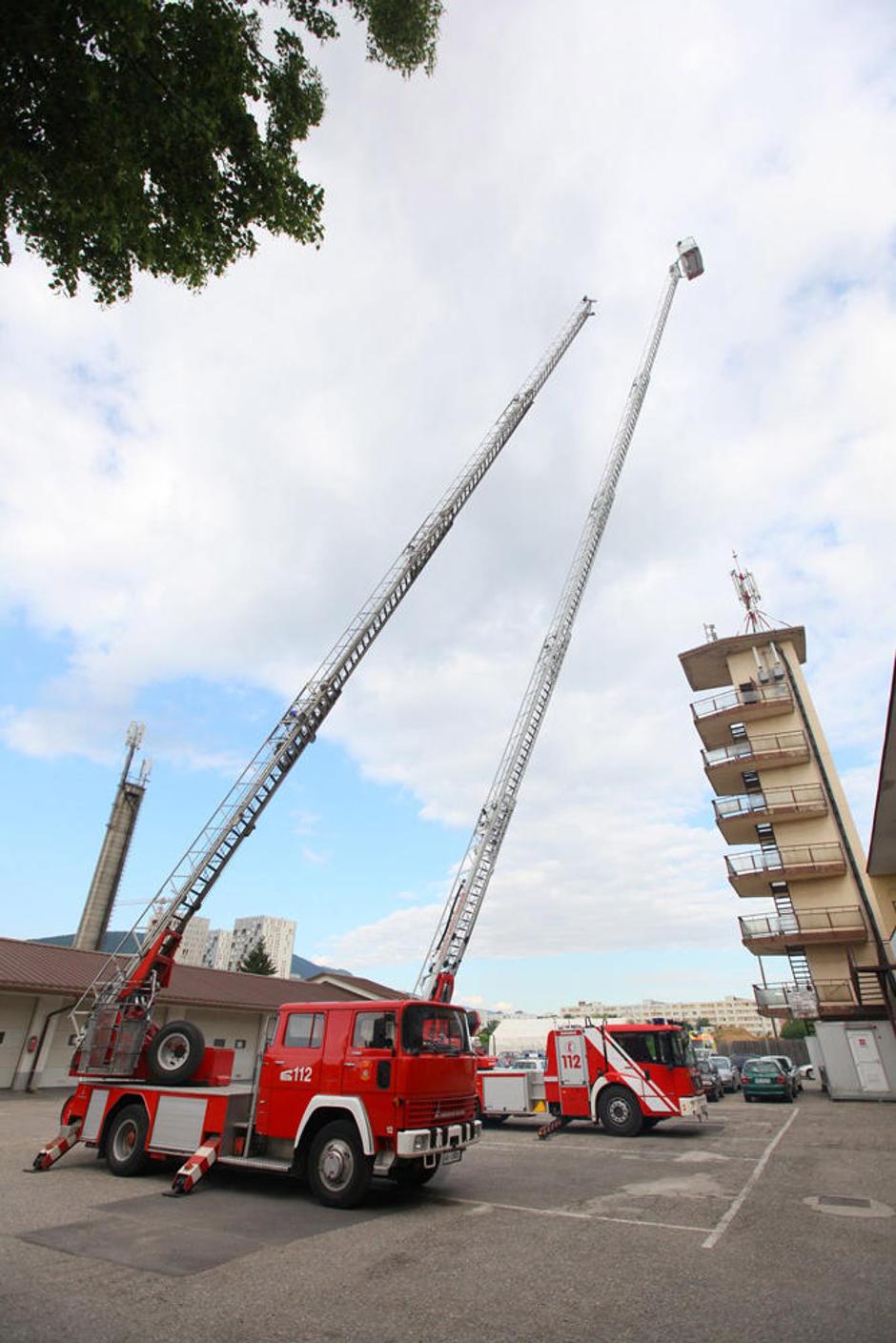 Starina iz leta 1967 in nova lestev, na kateri so poklicni gasilci Å¾e opravili  | Avtor: Žurnal24 main