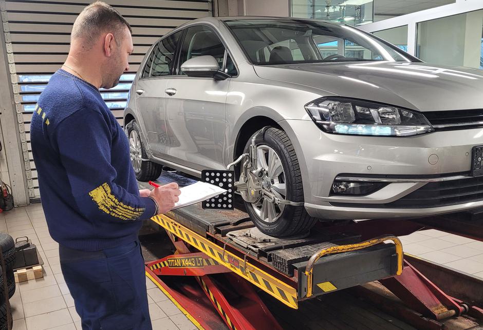 Na DoberAvto opozarjajo na pregled stanja pnevmatik pred nakupom rabljenega avtomobila | Avtor: AMZS
