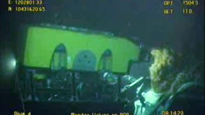 Robotska fotografija med postopkom "top kill". Ameriški predsednik Barack Obama 