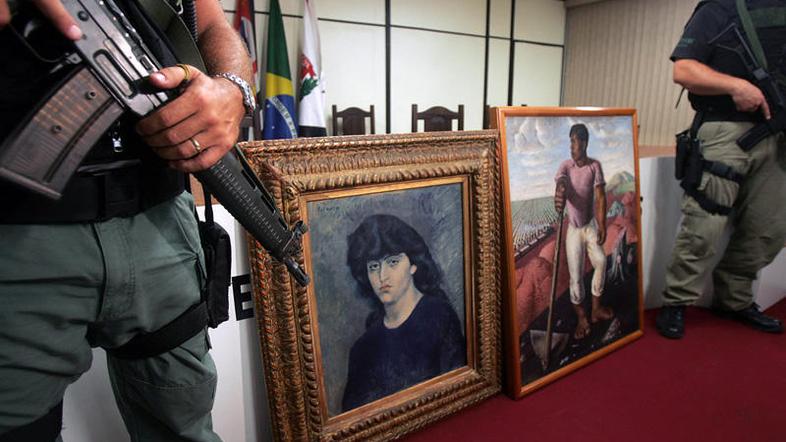 Policista stražita ukradeni sliki, Portret Suzanne Bloch umetnika Pabla Picassa 