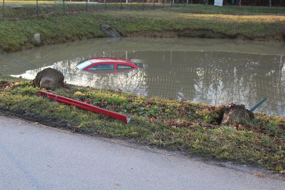 Vozilo v zbiralniku vode | Avtor: PU Murska Sobota