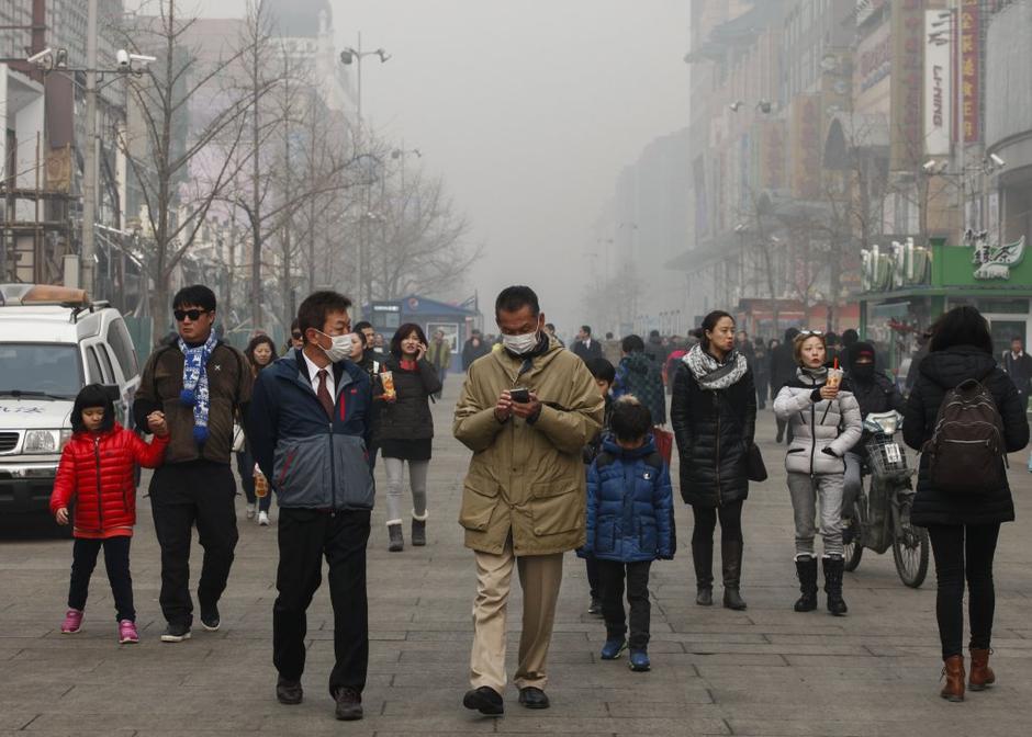 Peking prekril smog | Avtor: EPA