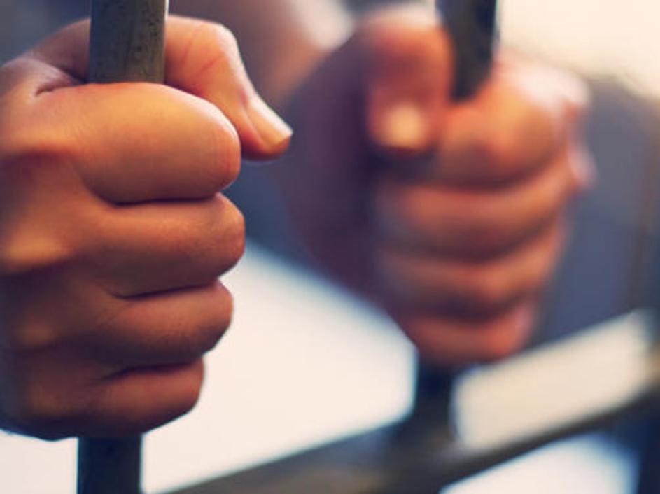 Mladeniču se skok na prostost ni posrečil. (Foto: iStockphoto)