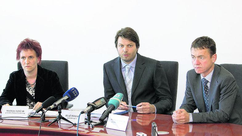 Sindikalistka Mateja Tavčar, Blaž Pesjak in Matevž Slapničar so skupaj predstavi