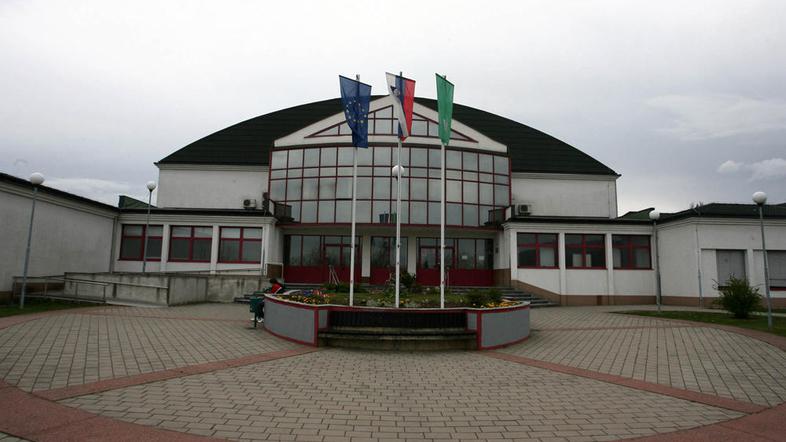 Šolski center tvorita krška (na fotografiji) in sevniška šola, ki ima trenutno l