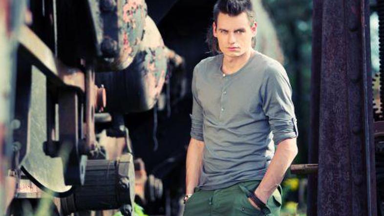 Primož Bezjak je član ansambla Slovenskega mladinskega gledališča. Za sabo ima š