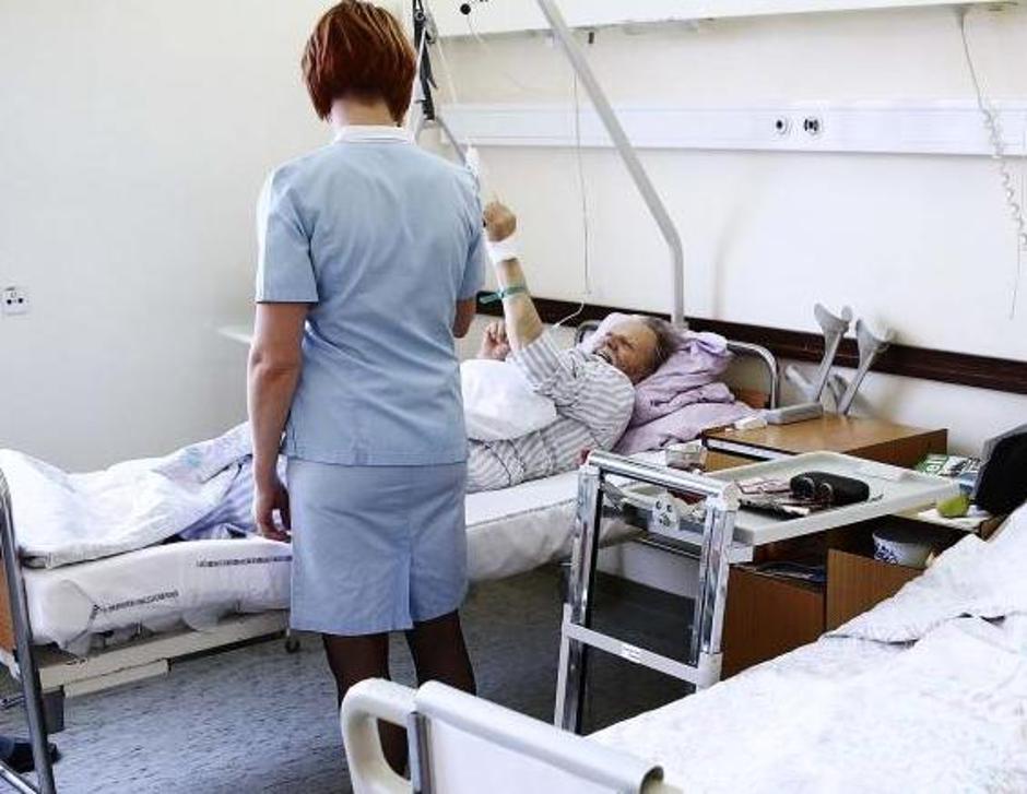 Slovenija 16.12.2013 medicinsko osebje, medicinska sestra, pacient, bolniska pos | Avtor: Saša Despot