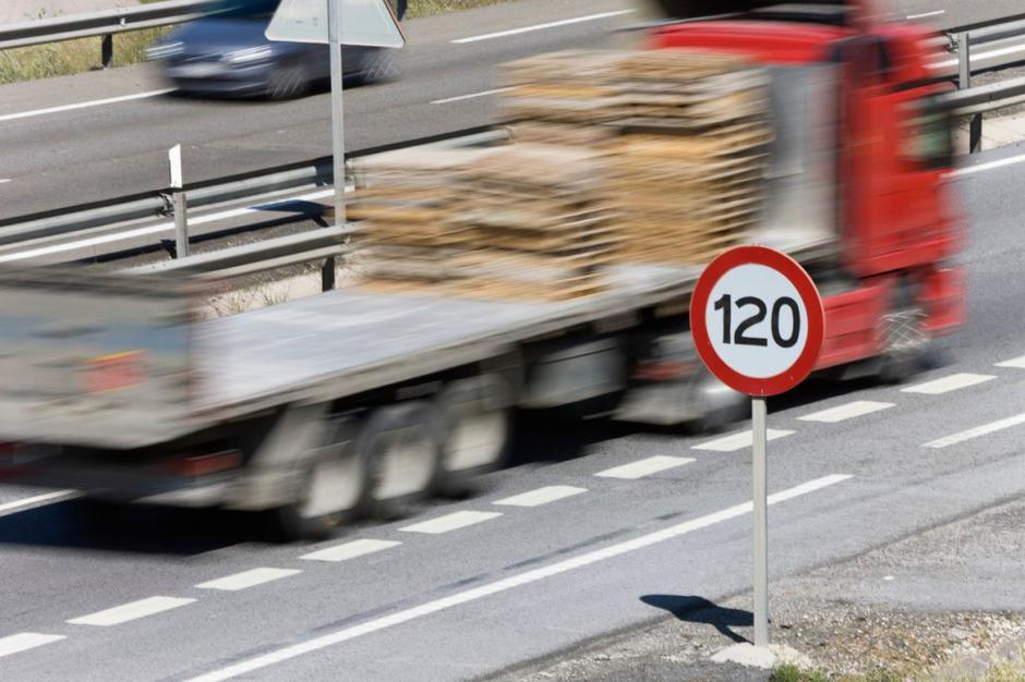 Avtocesta in omejitev hitrosti | Avtor: Profimedias