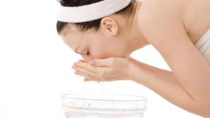 Če je vaša voda pretrda, za čiščenje obraza uporabite mineralno vodo.
