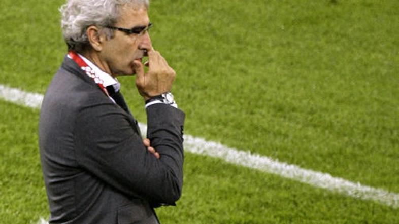 Raymond Domenech kljub polemikam ostaja na čelu francoske reprezentance.