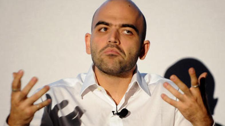Robert Saviano ima trenutno štiri telesne stražarje in se nenenehno seli, vendar