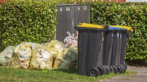 smetnjaki vreče polne smeti