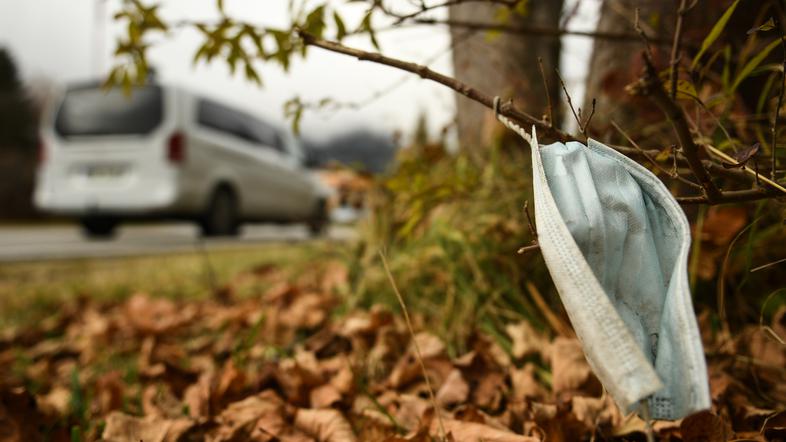 odvržena maska pandemija