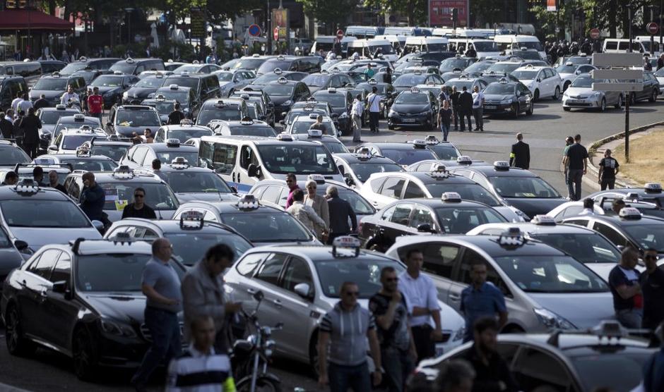 Protest taksistov v Parizu | Avtor: EPA