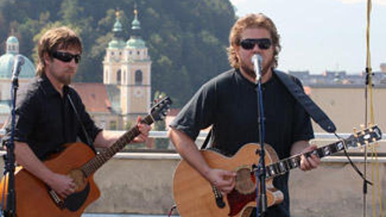Dan D so zaigrali na strehi stavbe Radio Slovenija.