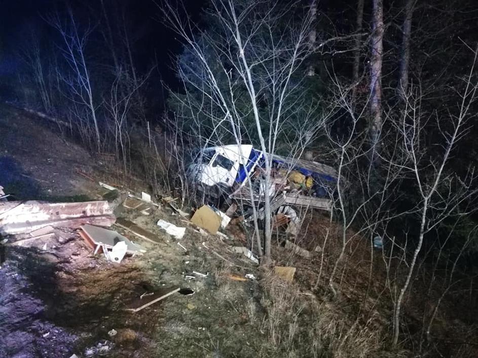 Prometna nesreča tovornjakov med Uncem in Logatcem