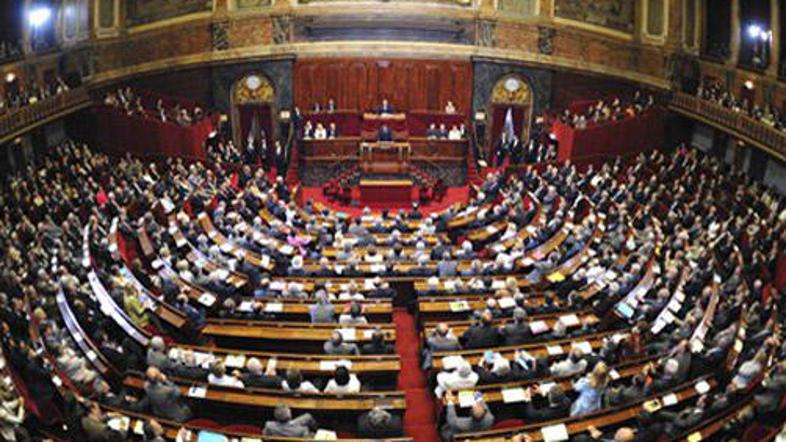 Sarkozy med nagovorom poslancev.