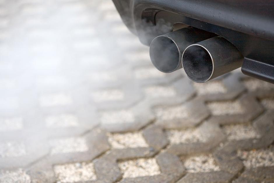 Razno 28.10.12, izpusni plin, izpuh, dim, avto, foto: shutterstock | Avtor: Shutterstock