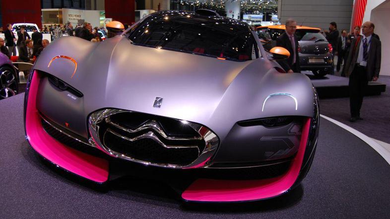 Dvosedežni citroën survolt v dolžino meri vsega 385 centimetrov, medtem ko notra