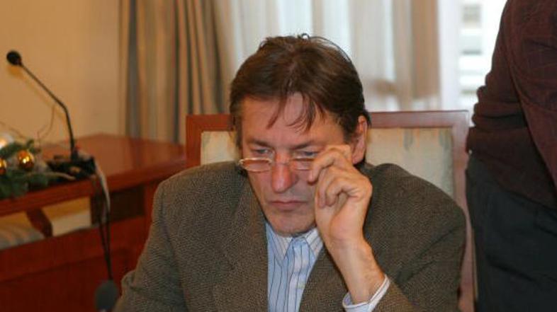 Odhajajoči minister naj bi zlorabil svoj položaj.