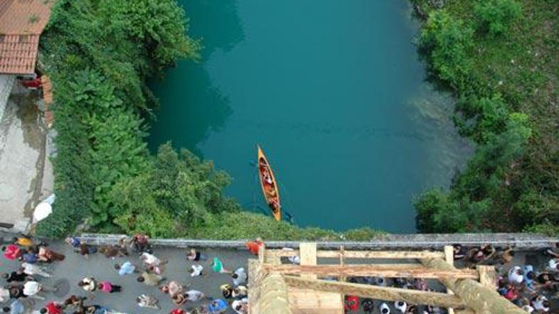 Takole so tekmovalci videli Sočo z odskočišča.