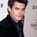 John Mayer se zna dobro zabavati tudi z moškimi.