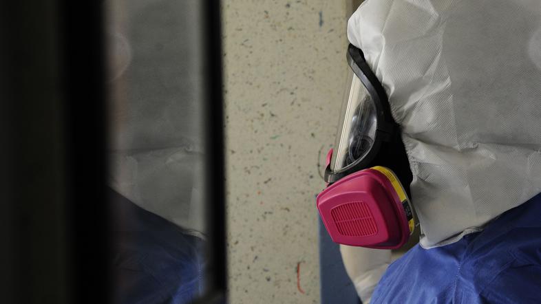 Covid-19 zdravnik sestra skafander okužba bolnišnica