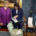 Nataša Pirc Musar sprejema gostjo v Prekmurju