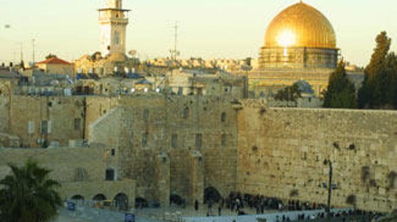 Izraelska policija je zaradi protestov Palestincev zasedla Tempeljski grič v sta