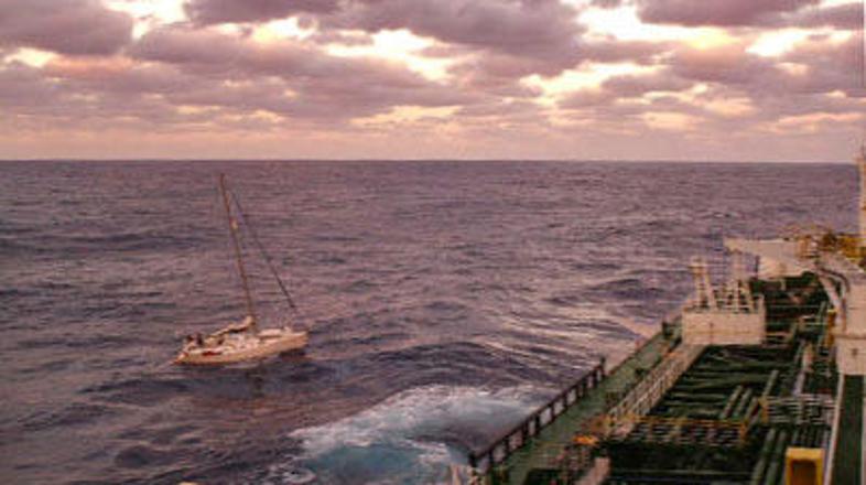 Zaradi pokvarjenega krmila sta 40 dni plula v krogih.