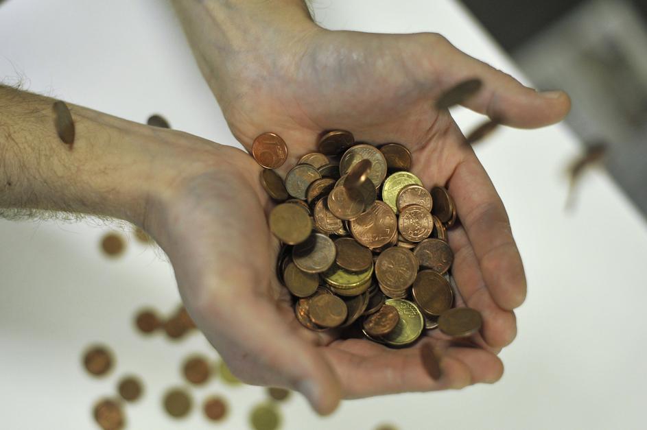 slovenija 25.10.13, evro, euro, denar, denar pada, kovanci, sparanje, banka, pri